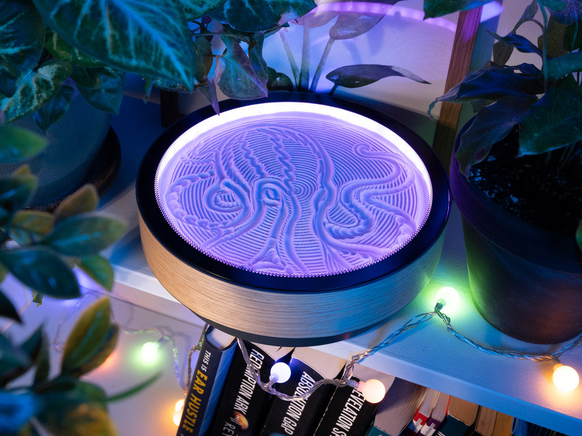 Feel more present and mindful with Oasis Mini. A metal ball glides effortlessly into the sand, creating patterns that help you: